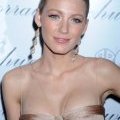 Blake Lively fard beige lèvres rosées maquillage nude été 2011