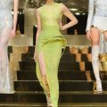 Une robe fendue haute-couture de Versace