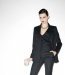 Isabeli Fontana pour Mango dans un ensemble veste et pantalon rayé noir façon working girl