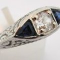 Bague ancienne or gris diamant terminé par un saphir détails ciselés disponible chez bijoux-bijouterie.com