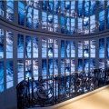 Le magnifique escalier qui relie les deux niveaux de la boutique Dior de Taïwan