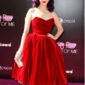 Katy Perry en robe bustier rouge D&G