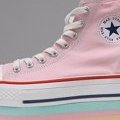 Converses perchées sur une semelle de polystyrène modèle rose