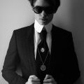 Baptiste Giabiconi véritable it boy et protégé de Karl Lagerfeld en chemise veste de costume et cravate