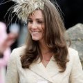 Chapeau à plumes beige Kate Middleton