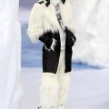Perfecto et pantalon en agneau et fourrure bottes en fourrure blanche collection femme automne hiver 2010 2011 Chanel