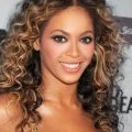 La chanteuse Beyoncé affiche un blush parfaitement appliqué dans un ton rose corail