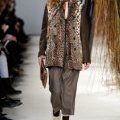 Manteau en fourrure imprimé léopard foulard imprimé, pantalon ample trois quart et pochette en cuir Kenzo femme collection automne hiver 2010 2011