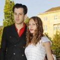 Joséphine de la Baume en baby doll et son futur mari Mark Ronson