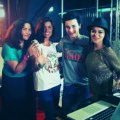 Jenifer pose avec ses élèves