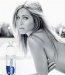 Jennifer Aniston pose seins nus pour l'eau Smartwater en 2011