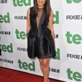 Mila Kunis sort le décolleté plongeant dans une robe Dior