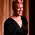 Pink, sobre et chic pour l'enterrement de sa grand-mère