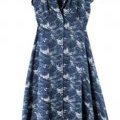 Collection WaterAid et H&M été 2011 robe bleue rétro mi-longue à imprimé blanc boutonnée