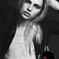 Andrej Pejic posant pour le parfum « Kokorico » de Jean-Paul Gaultier