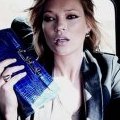 Kate Moss arborant fièrement l'une de ses créations pour la marque Longchamp