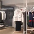 des pièces mises en valeur pour Lacoste