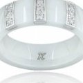 Une bague K-Jeell en céramique blanche