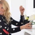 Gwyneth Paltrow, avec un pull de sa création !