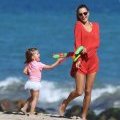 Alessandra Ambrosio et sa fille Anja, très complices sur la plage
