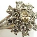 Bague ancienne en or blanc et diamants en fleurs disponible chez bijoux-anciens-paris.com