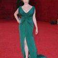 Christina Hendricks, pulpeuse, foulant le tapis rouge lors des Emmy Awards en 2008