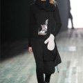 Moufles blanches et écharpe noire Yohji Yamamoto collection automne hiver 2010-2011