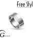 Une bague en acier inoxydable de style graphique