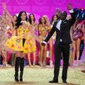 La très coloré Katy Perry et le chanteur Akon au Victoria's Secret Fashion Show 2011