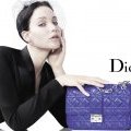 Jennifer Lawrence pose pour les sacs à main Dior