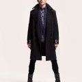 Manteau droit boutonné chemise à carreaux boots noires à lacets collection H&M homme automne hiver 2010 2011