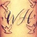 Les initiales de Whitney Houston tatouées sur le poignet de sa fille