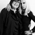 Donatella Versace pose accompagnée de Margareta Van Den Bosch, la directrice création de la maison H&M