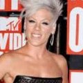Pink : cheveux gris et courts