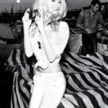 Claudia Schiffer sexy en blanc pour les 30 ans de Guess