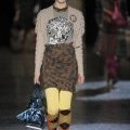 Gilet cropped Vivienne Westwood jupe et tee shirt graphiques hiver 2010 2011 mode collection femme