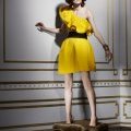 Robe asymétrique jaune et lunettes noires collection automne hiver 2010 2011 Lanvin pour H&M femme