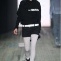 ceinture blanche par dessus un legging blanc et un top noir Yohji Yamamoto collection automne hiver 2010-2011
