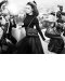 Milak Kunis, lookée rétro pour les sacs Miss Dior