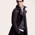 Trench gris foncé pull en maille lunettes H&M collection automne hiver 2010 2011 homme