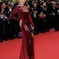 Jane Fonda scintillante en rouge