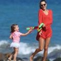 Alessandra Ambrosio et sa fille Anja, très complices sur la plage