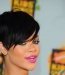 Rhianna surfe sur la tendance color block avec un vernis vert acidulé