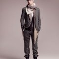 Costume gris longue écharpe bicolore chaussures montantes à lacets H&M homme collection hiver 2010