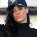 Rihanna avec une casquette noire façon swagg