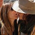 Johnny Depp embrasse son attachée de presse Robin Baum