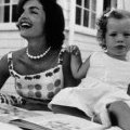 Jackie Kennedy en robe blanche à motif.
