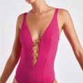 Le maillot 1 pièce rose au décolleté plongeant de Livia