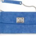 Pochette femme bleue avec anse chaine