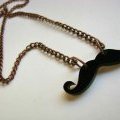 Le collier moustache : un incontournable de la rentrée 